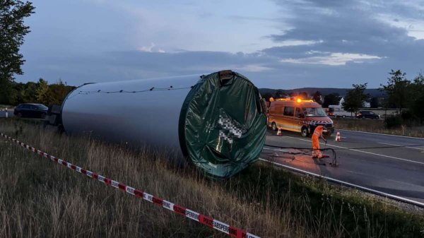 Windkraft-Bauteil kippt von Schwertransport: Bundesstraße in Bayern gesperrt