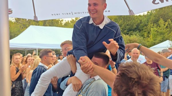 SchÃ1⁄4tzenfest in Breckerfeld: Junggesellen feiern ihren neuen KÃ¶nig