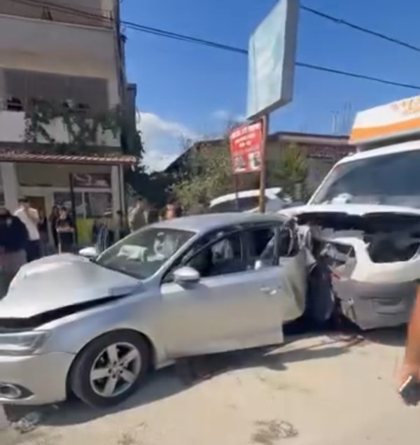 Hatay Defne'de kamyonet park halindeki otomobile çarptı, 2 kişi yaralandı
