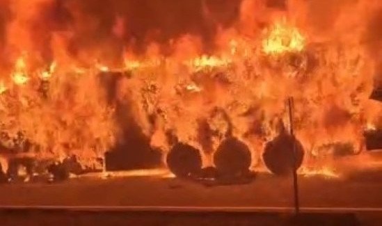 Kars’ta seyir halindeki tır alev alev yandı: Şoför son anda kurtuldu