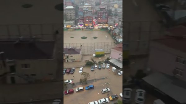 Ayazağa'da sel felaketi: Araçlar suların içinde kaldı #shorts