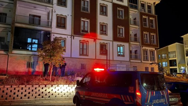 Kula'da balkonda dengesini yitiren 17 yaşındaki kız 3. kattan düştü