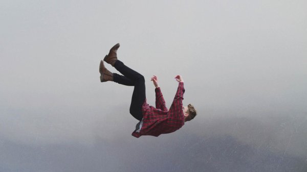 When You Dream of Falling and Wake Up Right Before Impact, Sleep Science Says Your Brain Just Prevented Something Catastrophic