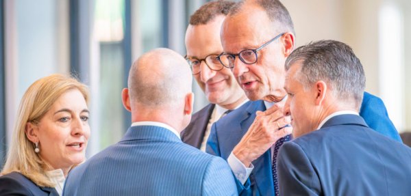 Millionen Arbeitnehmer betroffen: Merz-Ministerin will diese MÃ¶glichkeit zur Krankschreibung begrenzen