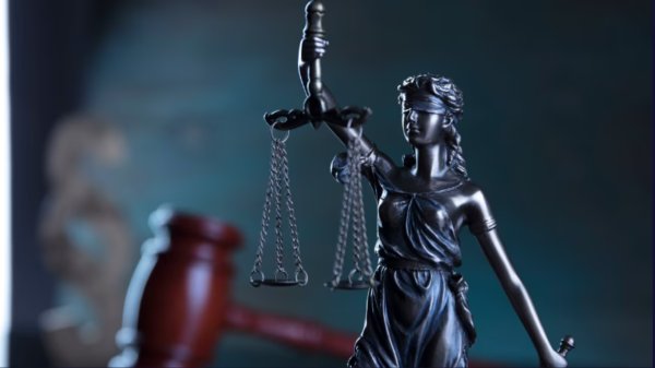 400 newspapers sue O