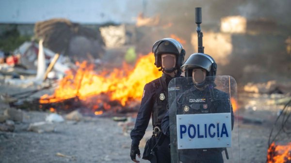 Marokkaner bewerfen Soldaten in Ceuta mit Steinen
