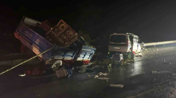 Sakarya Geyve'de zincirleme trafik kazası 2 can aldı, 3 kişi yaralandı